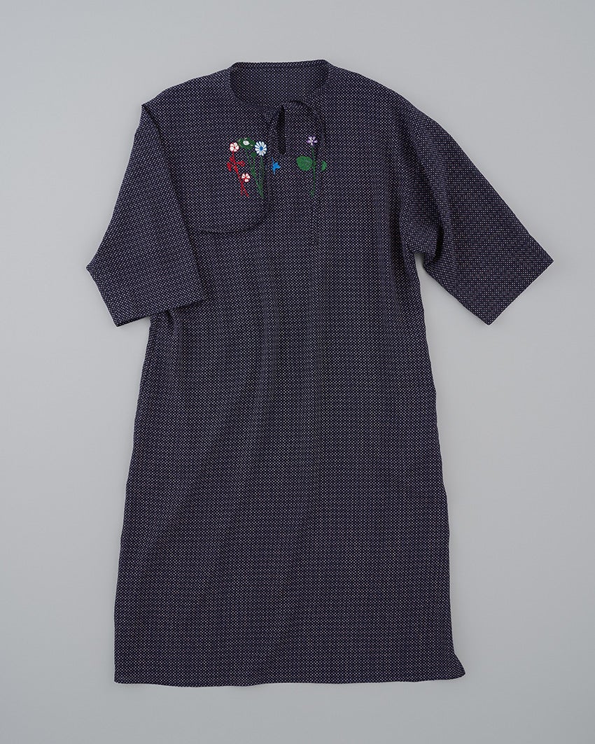 野花の刺繍のリラックスワンピース - CACUMA2023SS 渡邉良重さんの服