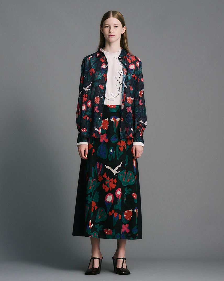 花のカーペットのシャツ - CACUMA 2025 渡邉良重さんの服
