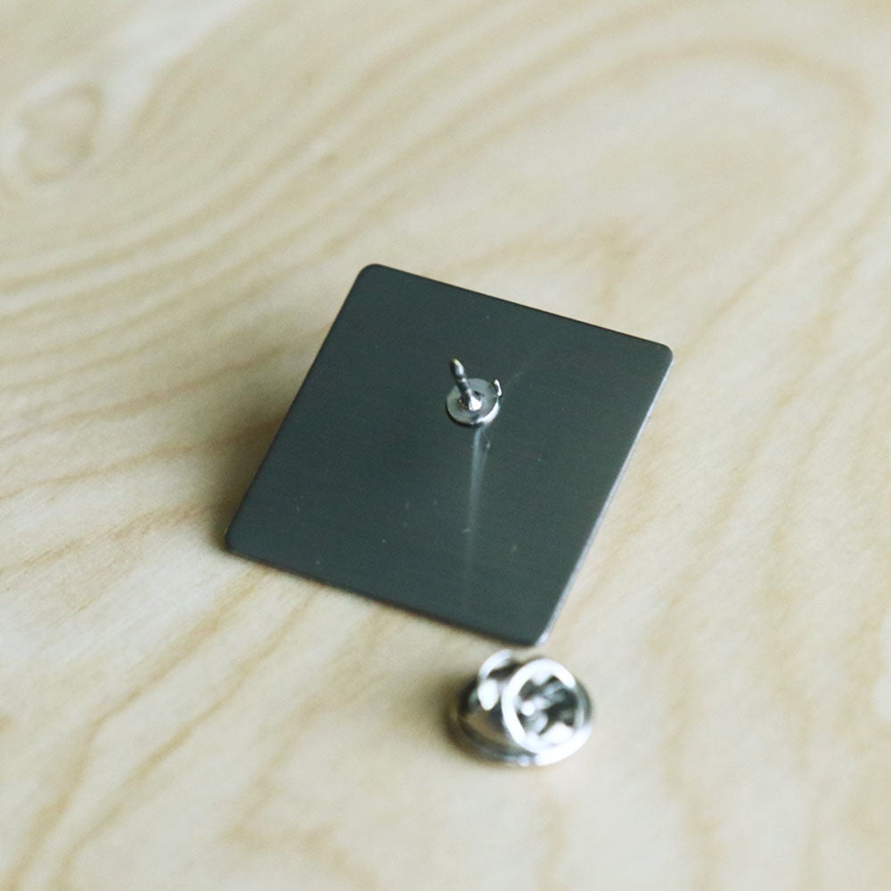 ほぼ日の「おちつけ」ピンバッジ - ほぼ日