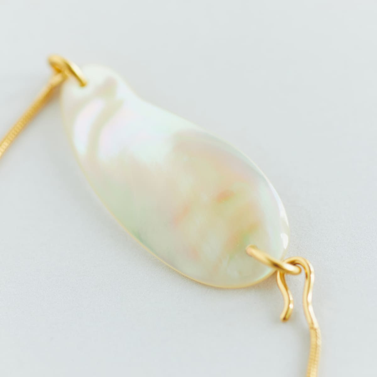 no.79 レッドエピドートとあこや貝ボタンのブレスレット