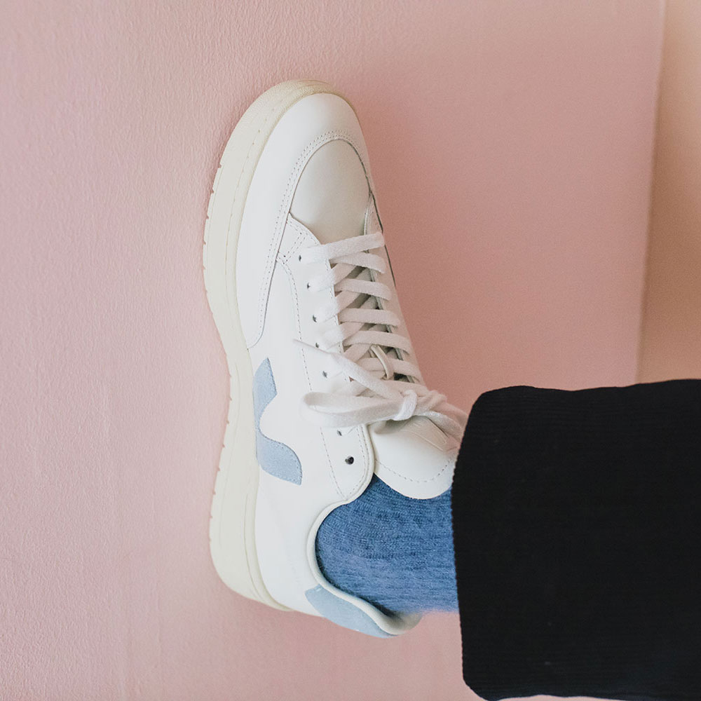 VEJA ホワイト スニーカー　ブルーライン V-12 セレストブルー ［V-12 EXTRA-WHITE STEEL］ - フランス